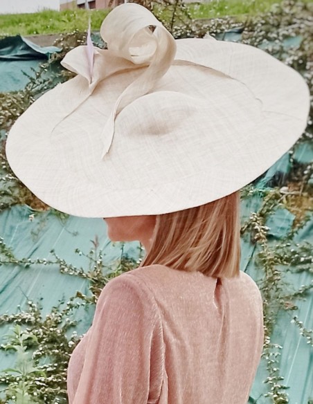 Beige raffia guest pamela with purple details.