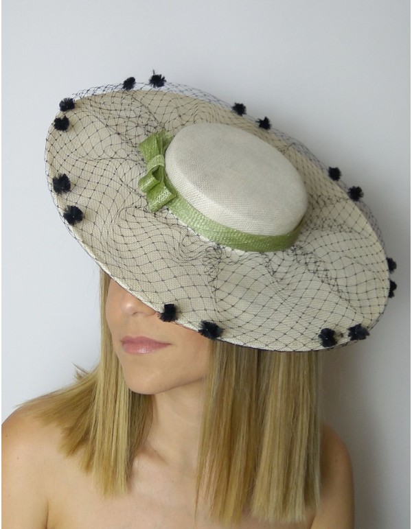 Beige pamela canotier style with veil and plumeti.