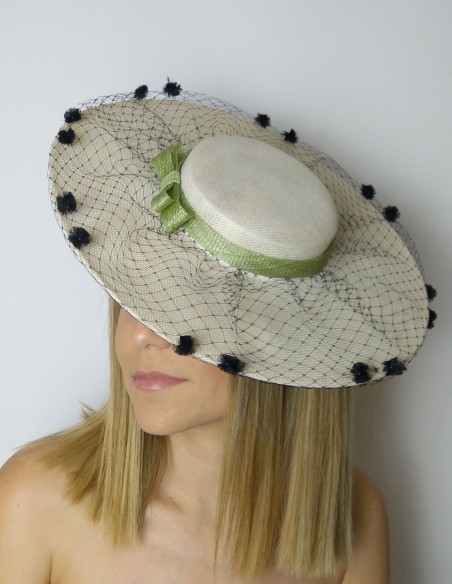 Beige pamela canotier style with veil and plumeti.