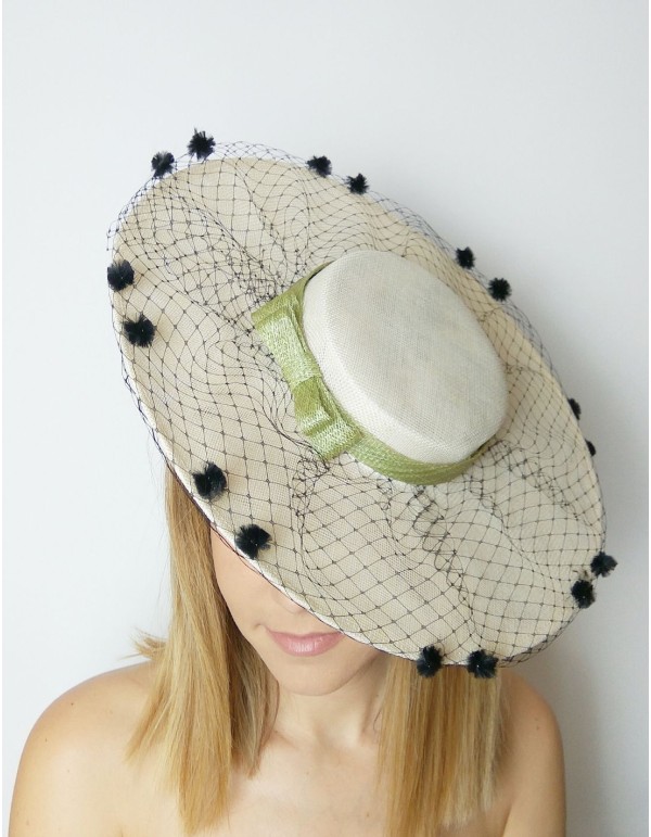 Pamela beige estilo canotier con velo y plumeti. 2