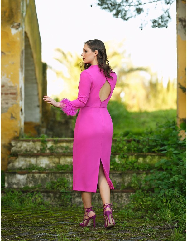 Robe de cocktail avec manchettes en plumes 2