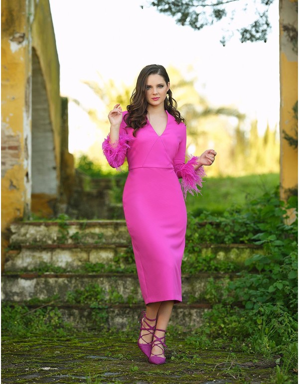Robe de cocktail avec manchettes en plumes