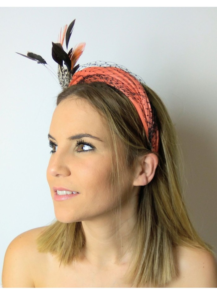 Diadema de invitada en color naranja con rejilla y plumas.