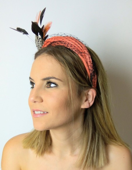 Diadema de invitada en color naranja con rejilla y plumas.