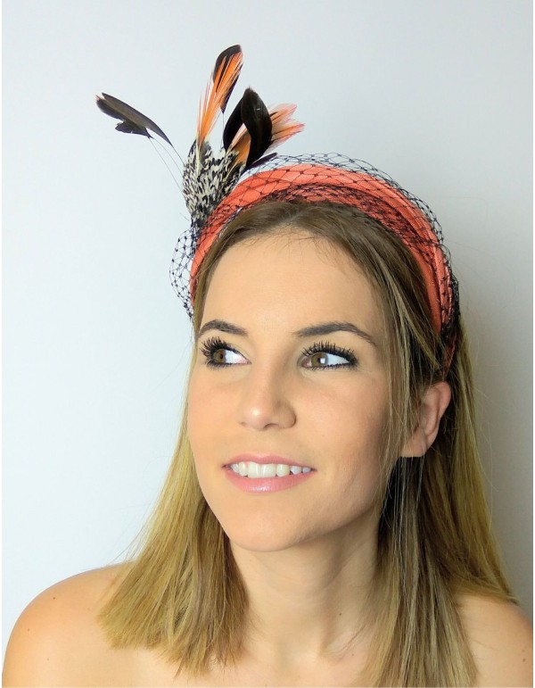 Diadema naranja con rejilla y plumas.