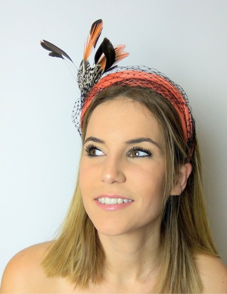 Diadema naranja con rejilla y plumas.