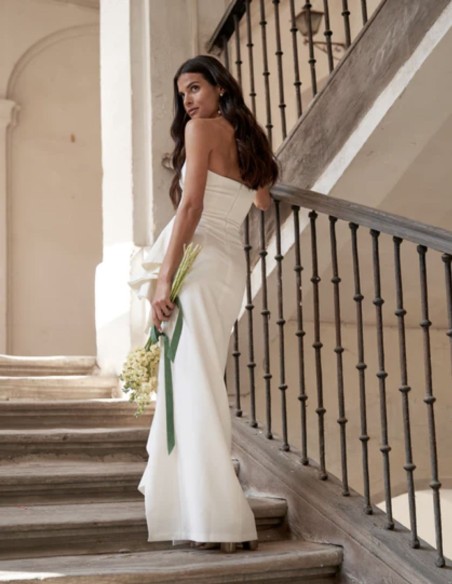 Encolure cache-coeur et robe de mariée à volants