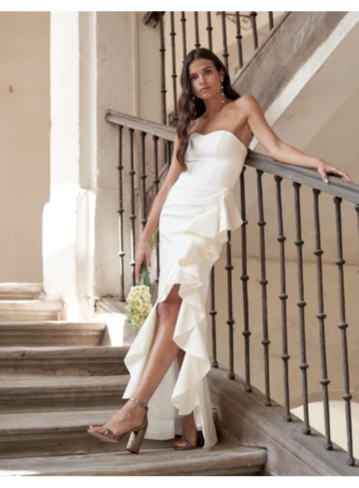 Encolure cache-coeur et robe de mariée à volants