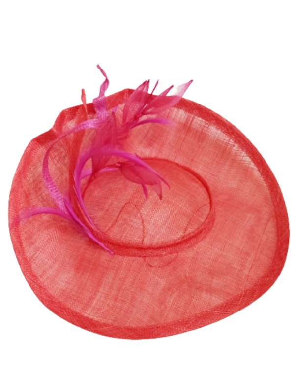 Tocado rojo con plumas para invitada.