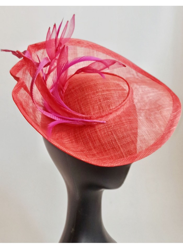 Tocado estilo plato para invitadas.