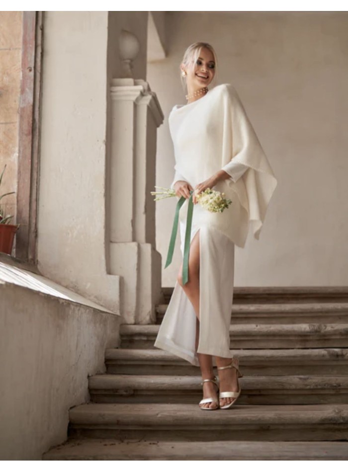 Vestido de novia midi marfil con escote asimétrico