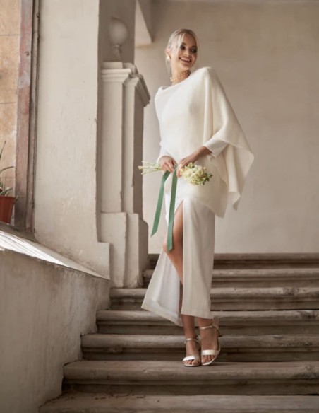 Vestido de novia midi marfil con escote asimétrico