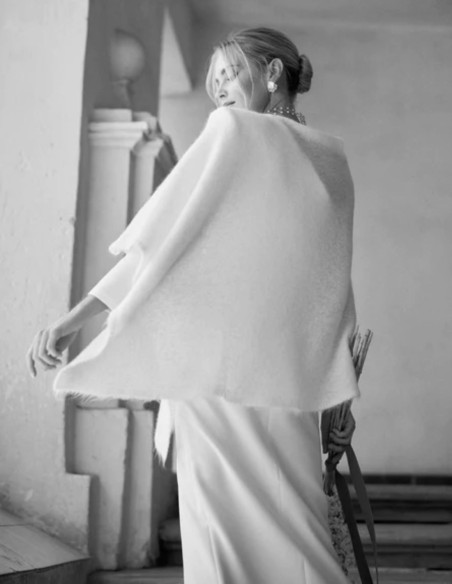 Vestido de novia midi marfil con escote asimétrico