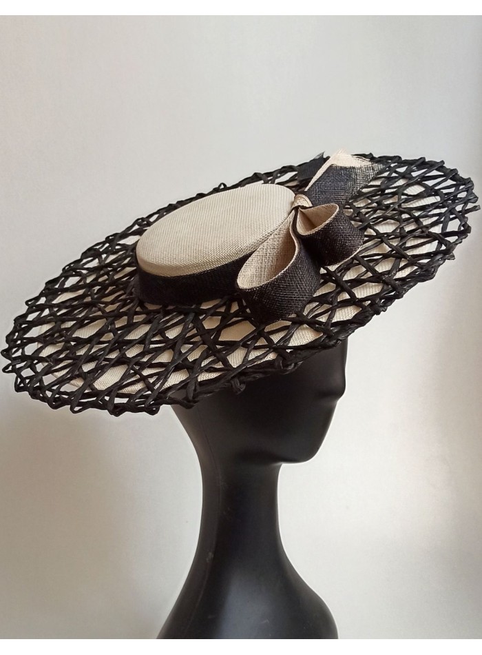 Bicolor pamela for guests in beige with raffia netting.