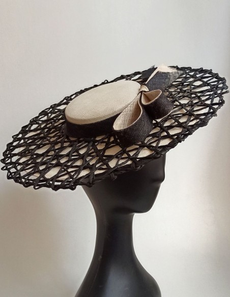 Bicolor pamela for guests in beige with raffia netting.