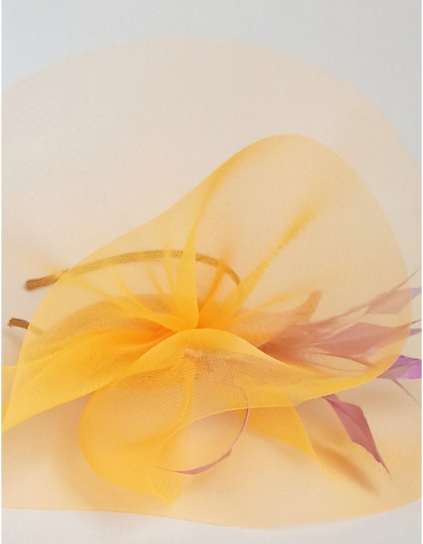 Tocado naranja con plumas para invitadas.