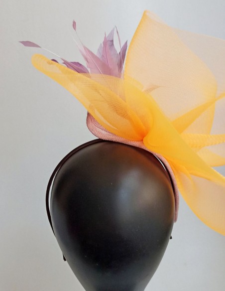 Tocado estilo diadema de invitada de día.