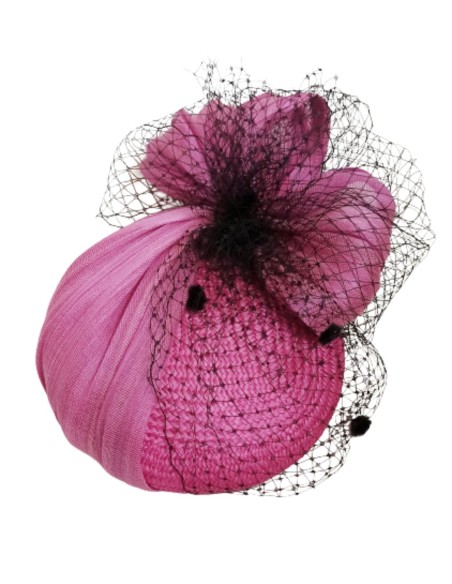 Tocado fucsia tipo casquete con rejilla.