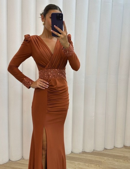 Robe longue de fête avec encolure drapée et sequins