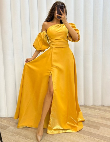 Robe longue satinée avec manches ballon