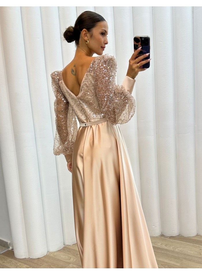 Robe longue satinée avec corset à paillettes