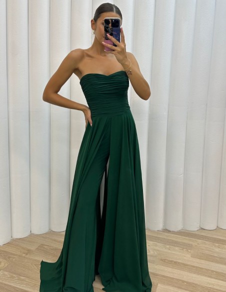 Mono de fiesta en color verde oscuro para bodas de tarde.