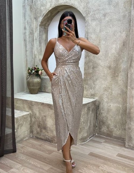 Vestido de fiesta midi de tirantes y lentejuelas dorado
