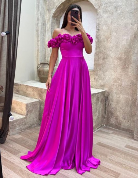 Robe de soirée à encolure bandeau fleurie