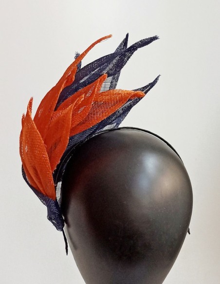 Diadema de invitada con hojas cosidas a mano.