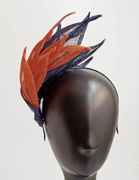 Tocado de rafia con hojas para invitadas elegantes.