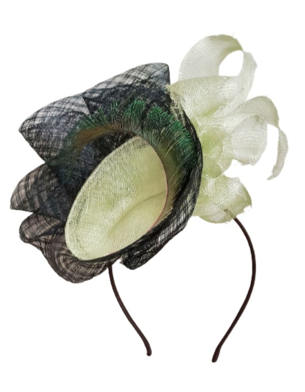 Tocado de rafia para invitadas.