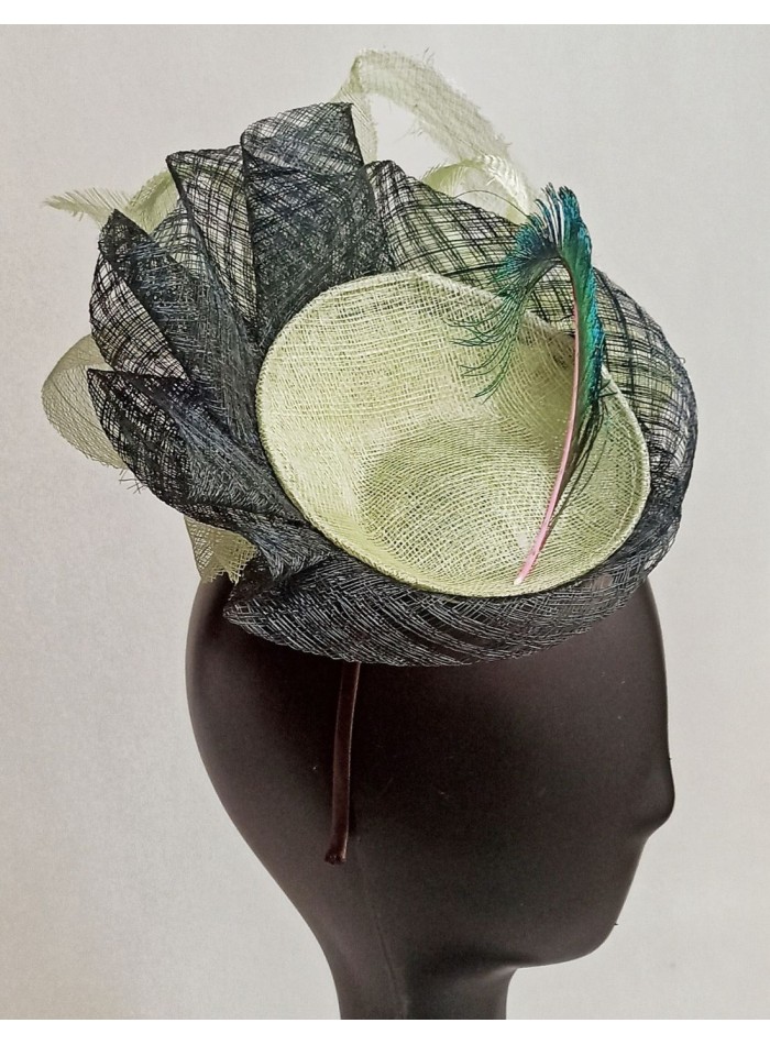 Tocado de rafia con pluma de pavo real.