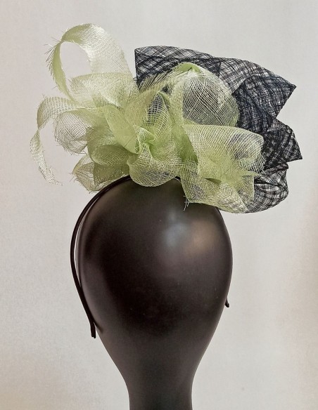 Tocado voluminoso tipo casquete para invitadas.