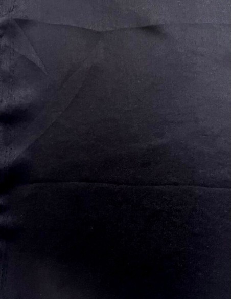 Vestido de fiesta corto con corte recto y detalles pedrería