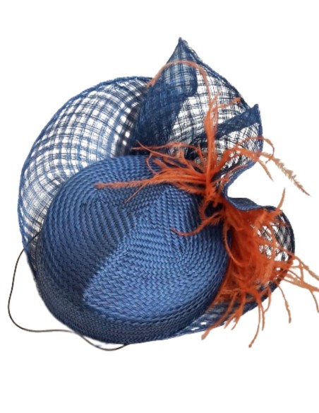 Tocado de invitada en color azul marino con plumas.