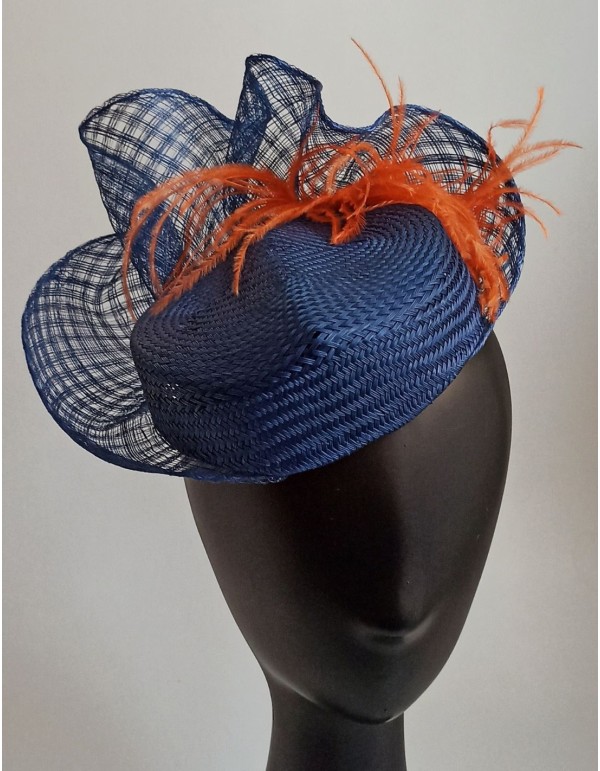 Tocado de invitada en color azul marino con plumas. 2