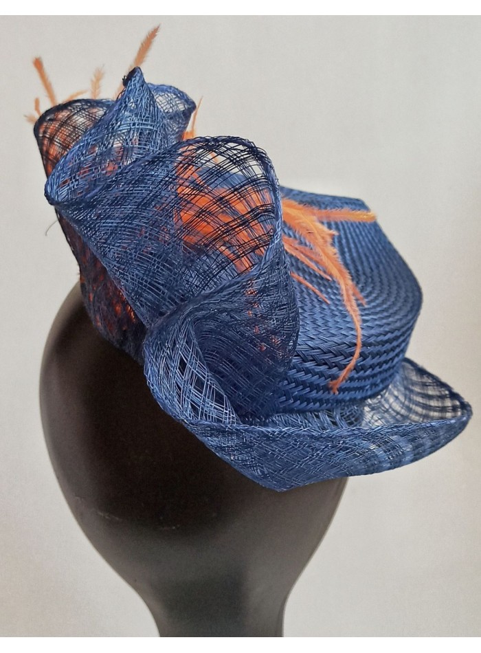 Tocado azul marino perfecto para eventos de día.