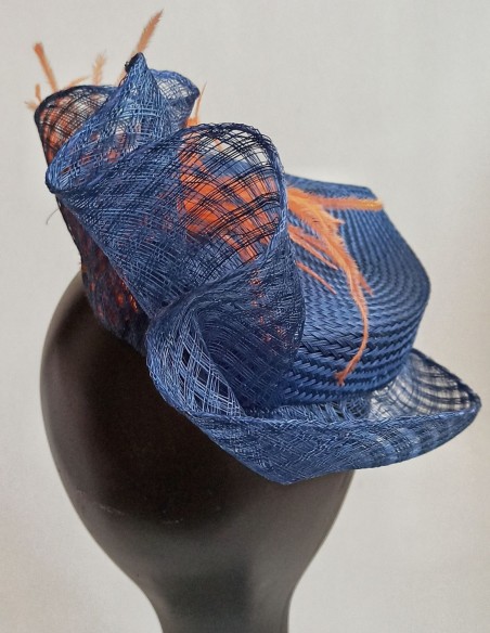 Tocado azul marino perfecto para eventos de día.
