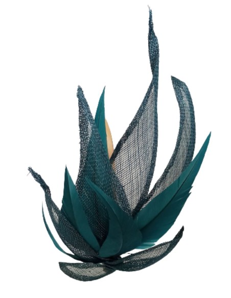 Raffia headband for guests.