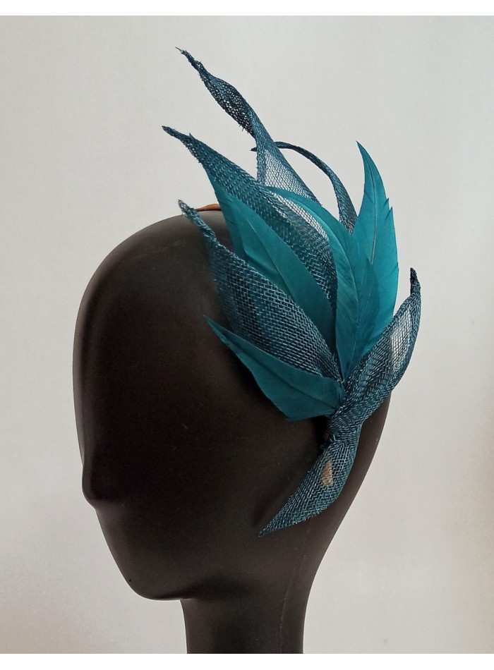 Guest headband in green color with feathers.