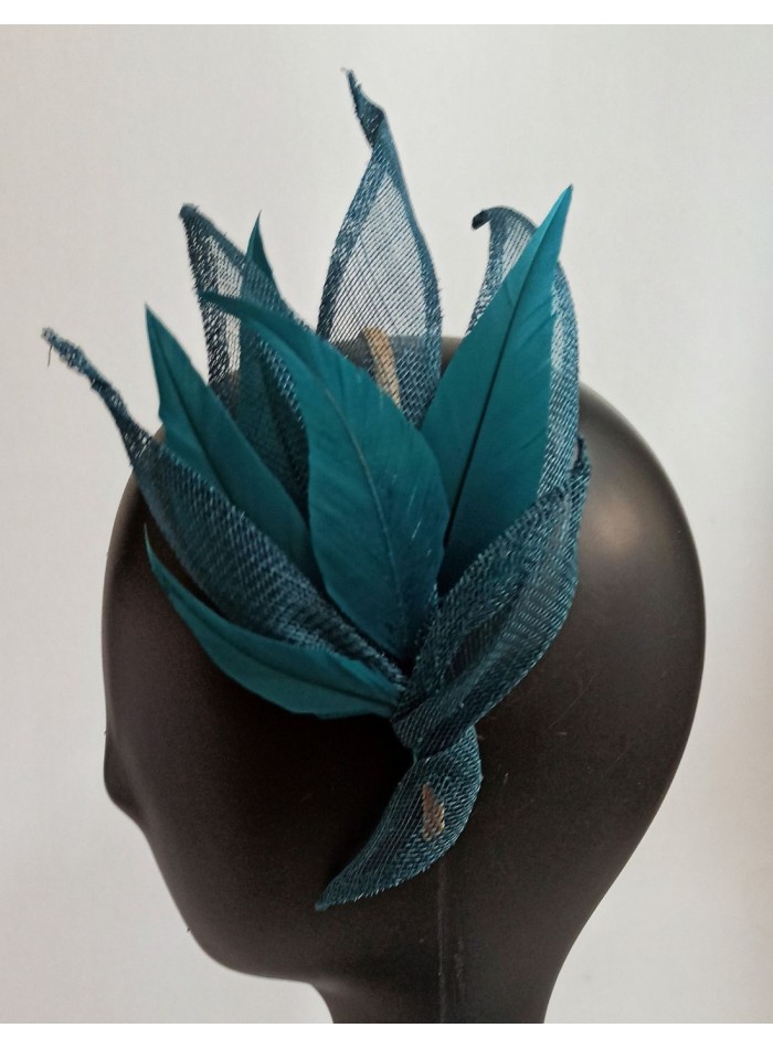 Tocado para madrina en verde oscuro.