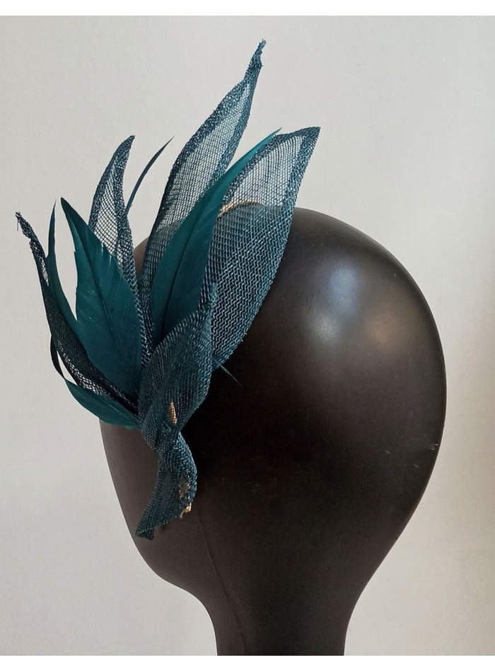 Diadema con plumas y hojas para eventos de día.