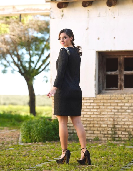 Short party dress with details on shoulder pads