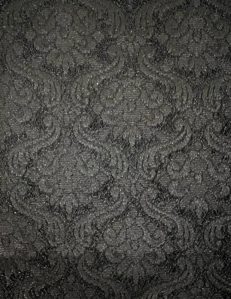 Short party dress with details on shoulder pads