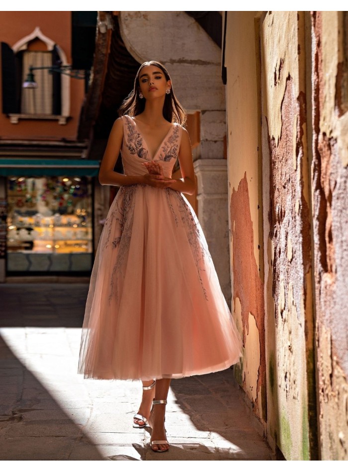 Vestido midi de fiesta rosa empolvado con falda...