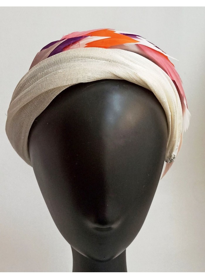 Diadema de invitada de sinamay y plumas de colores.