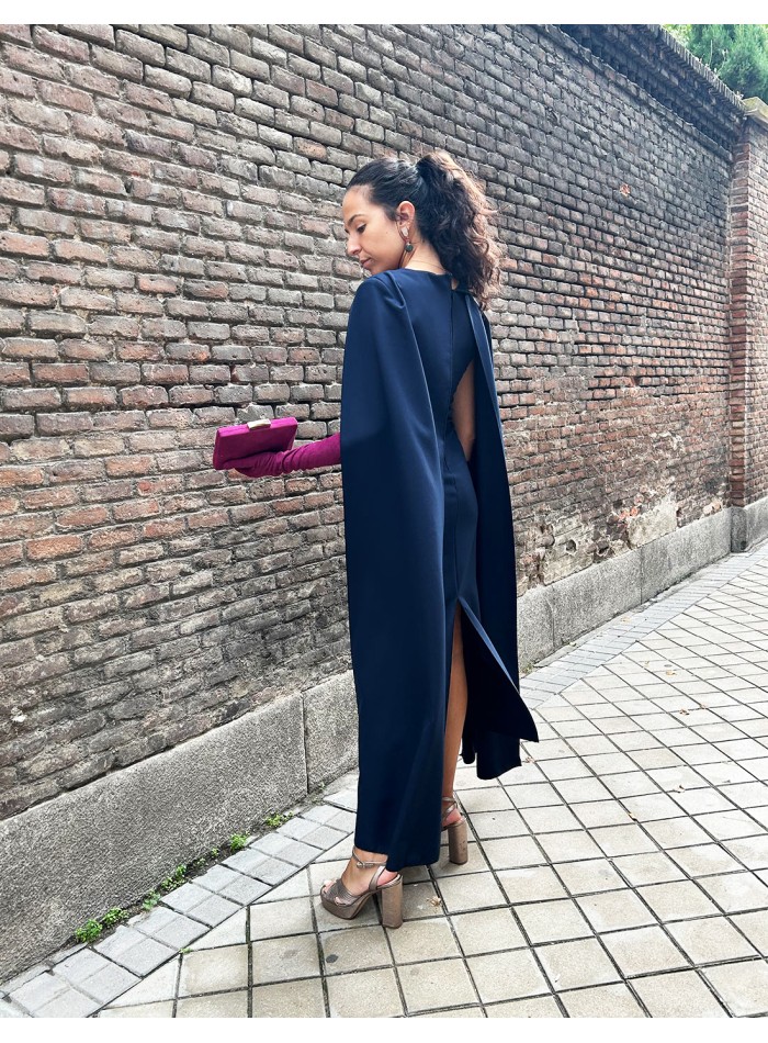Vestido de fiesta midi con cut out y mangas capa para invitada