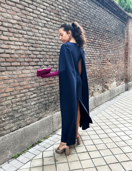 Vestido de fiesta midi con cut out y mangas capa para invitada