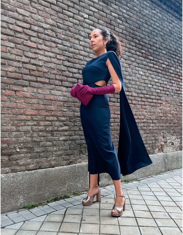 Vestido de fiesta midi con cut out y mangas capa