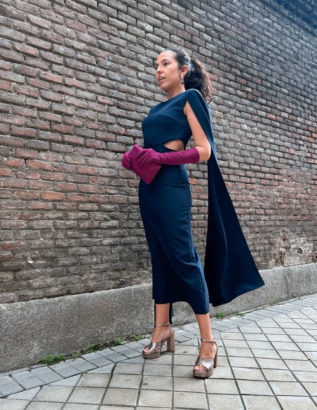 Vestido de fiesta midi con cut out y mangas capa